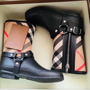 Burberry short boots never worn